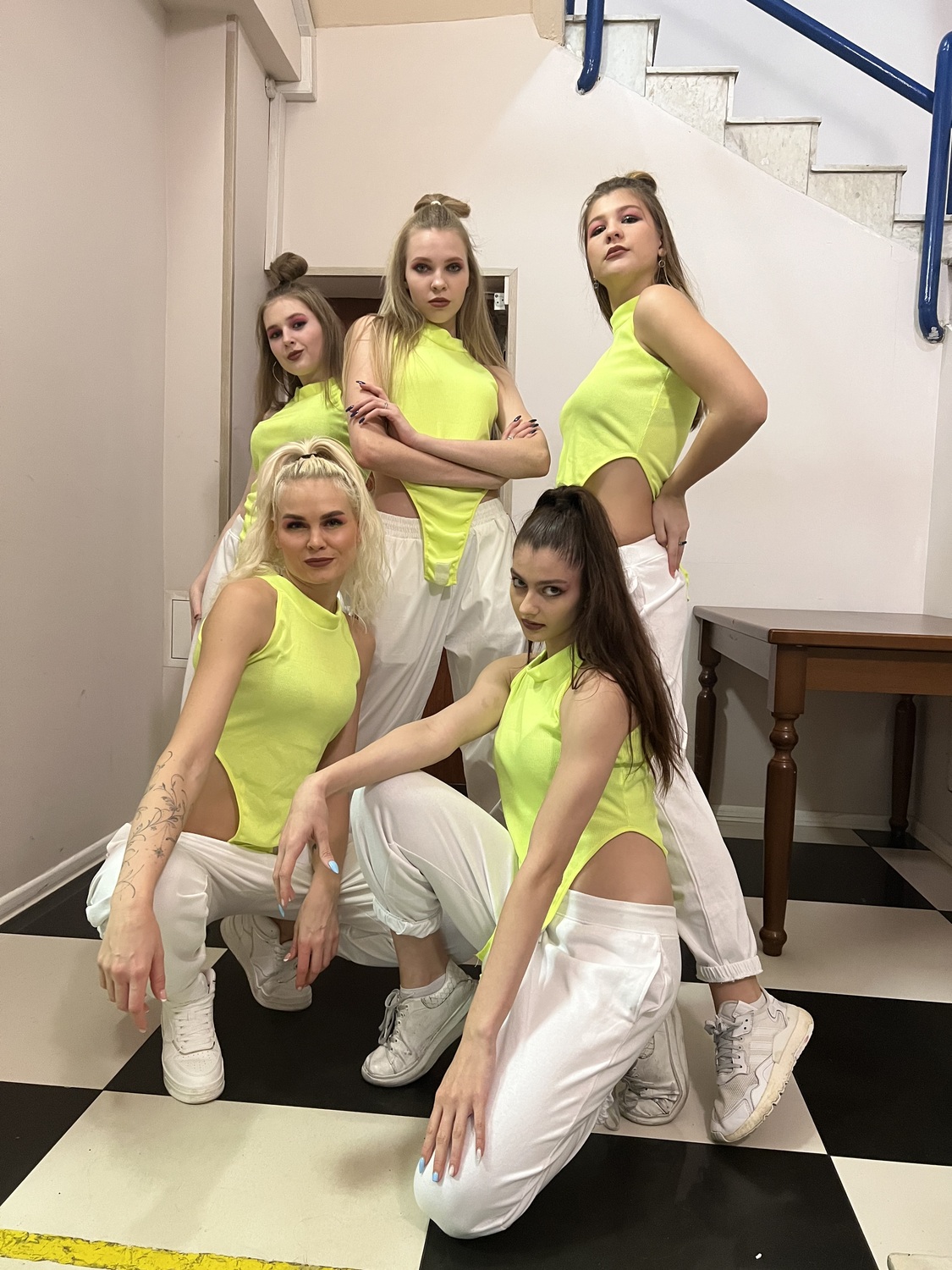 <span style="font-style: italic;">Преподаватели профессионалы, выступающие на различных муз. премиях, участники теле-проекта танцы со звёздами, танцы на ТНТ, а также, снимаются в рекламных роликах</span>